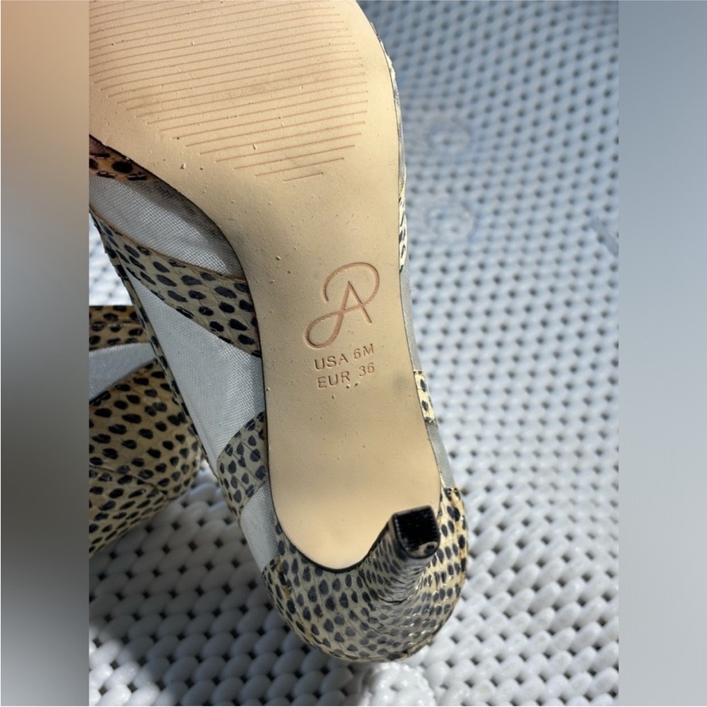 Adrianna Papell size 6 Leather print heal
Show shoe NWOT - Picture 3 of 7